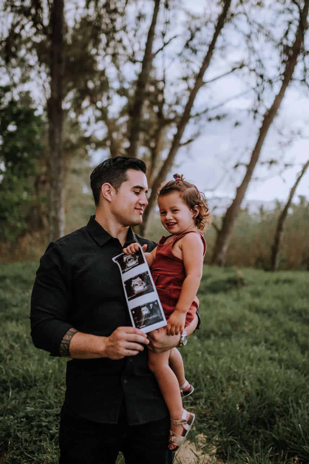 dad and daughter photo session in Hawaii revealing gender of the next baby on the way