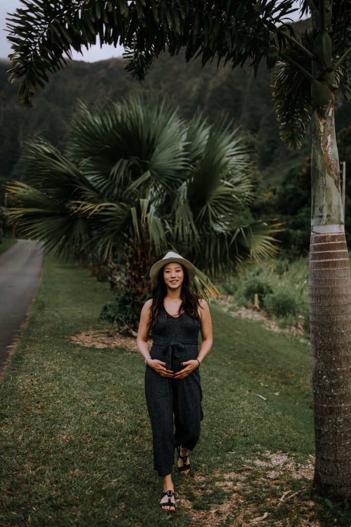 Ouftit inspiration for outdoor maternity photos in Hawaii