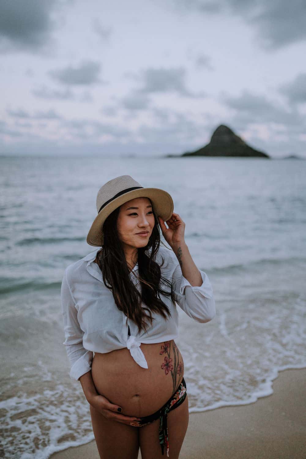Outfit inspiration for maternity photos on the beach in Hawaii