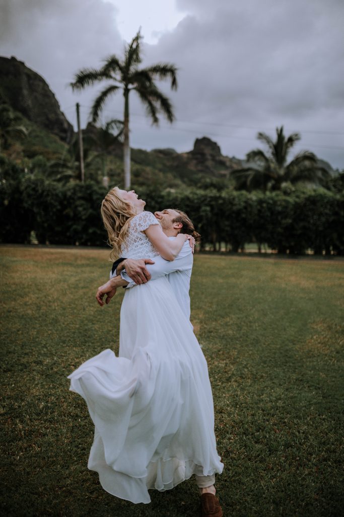 Bride and groom portraits, Hawaii destination elopement | Photography by Anela Benavides