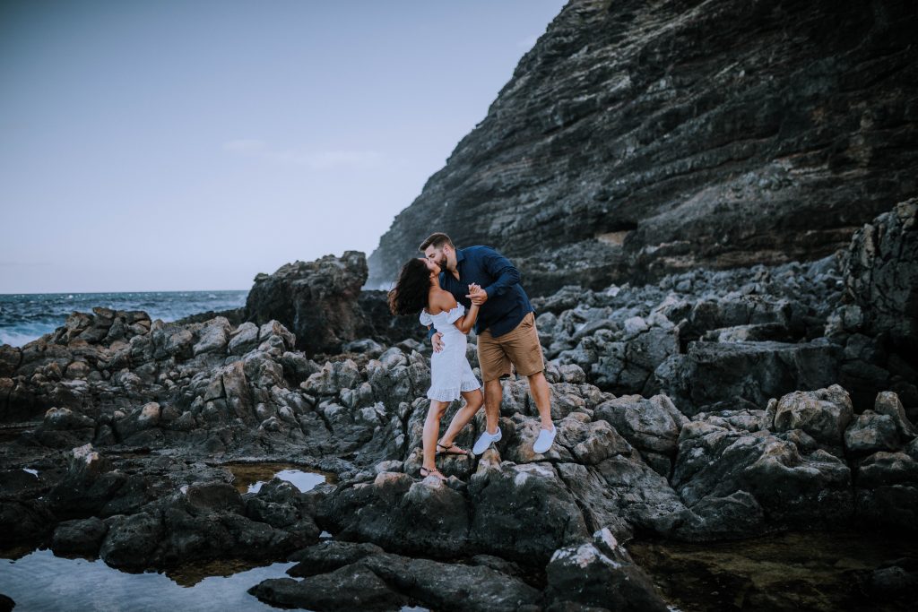Adventurous Makapu'u Engagement Session | Posing inspiration and outfit ideas for engagement session | Photography by Anela Benavides, Hawaii photographer