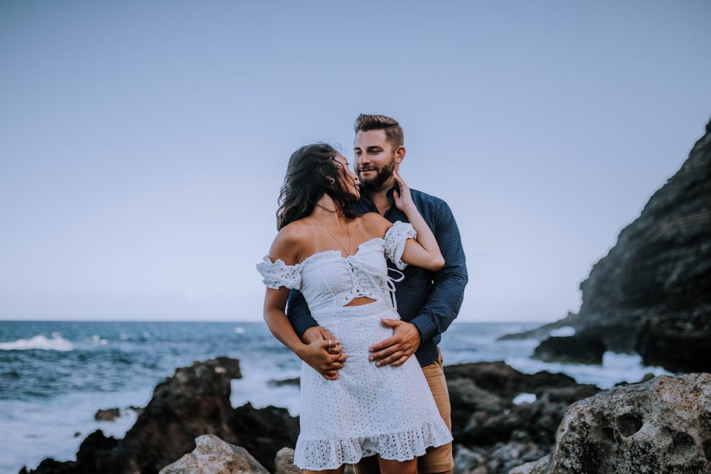 Adventurous Makapu'u Engagement Session | Posing inspiration and outfit ideas for engagement session | Photography by Anela Benavides, Hawaii photographer