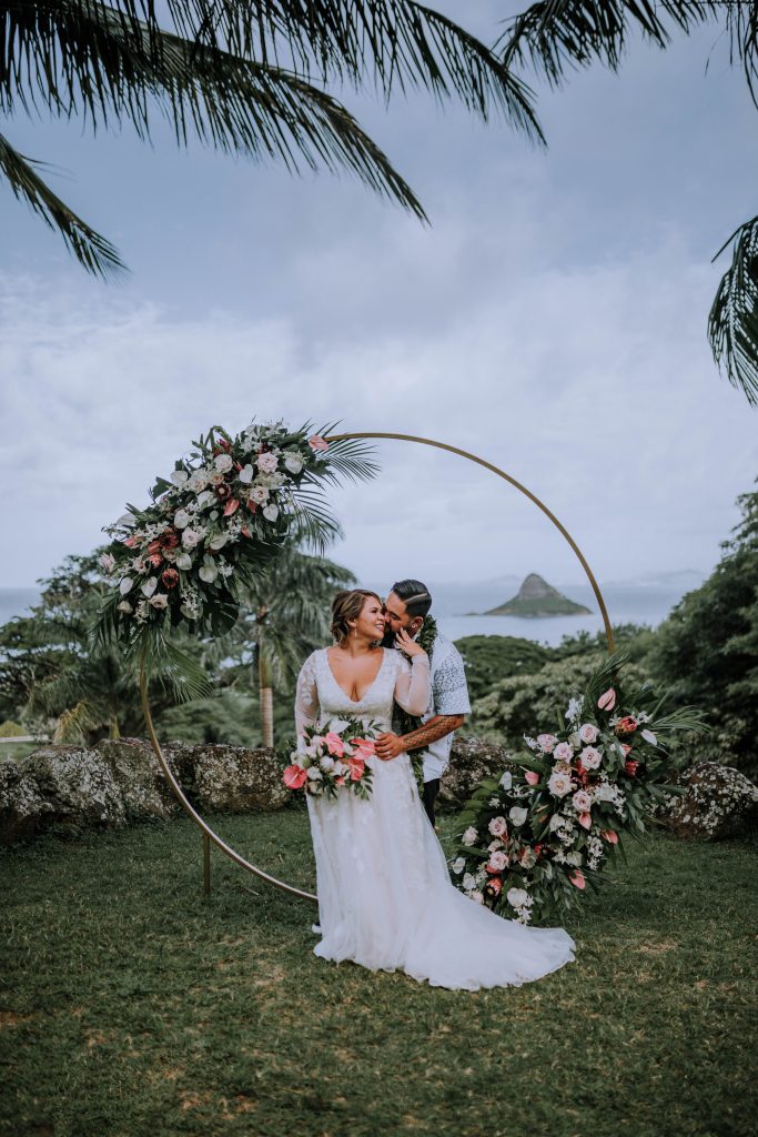 Top 10 summer wedding images, Hawaii including bride and groom wedding day portrait inspiration, photography by Anela Benavides