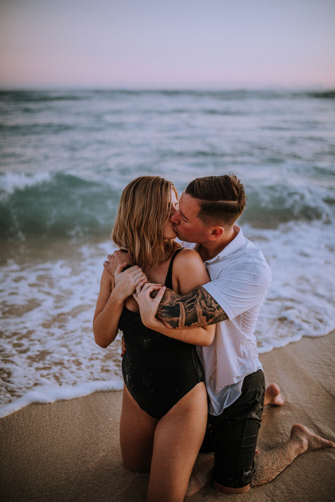 How to Plan your Engagement Photoshoot by Anela Benavides Photography. Includes posing inspiration for an outdoor couples session and engagement shoot planning tips. Book your couples session and browse the blog for more inspiration #couples #photography #couplesphotography #Hawaiiphotographer #tipsforphotographers