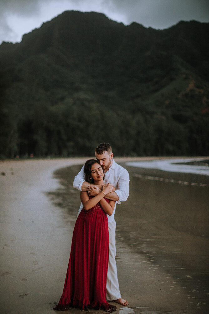 How to Plan your Engagement Photoshoot by Anela Benavides Photography. Includes posing inspiration for an outdoor couples session and engagement shoot planning tips. Book your couples session and browse the blog for more inspiration #couples #photography #couplesphotography #Hawaiiphotographer #tipsforphotographers