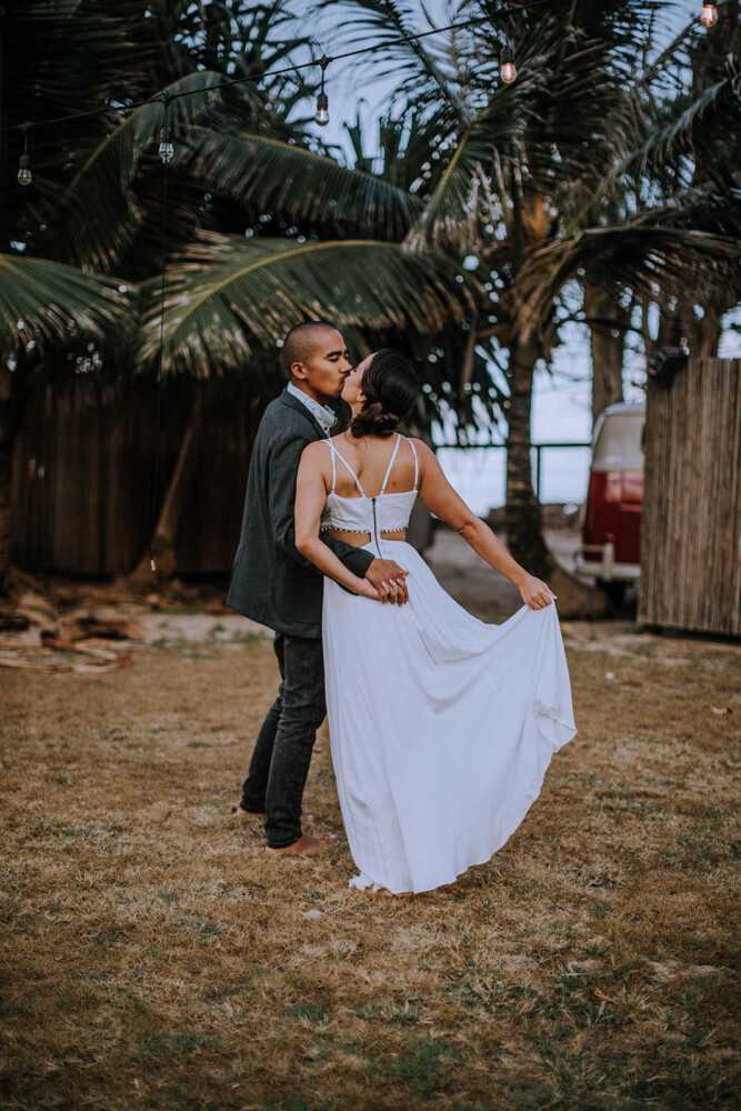 How to Elope on Oahu, Hawaii by Anela Benavides Photography. Includes posing inspiration for an outdoor couples session and engagement shoot planning tips. Book your couples session and browse the blog for more inspiration #elopement #photography #elopementphotography #Hawaiiphotographer #tipsforphotographers