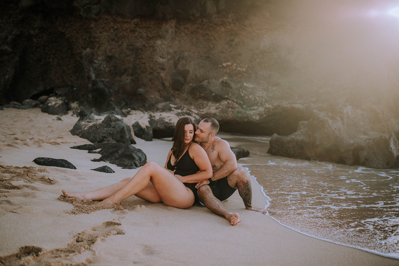 Oahu Adventurous Couple Session | Waimea Bay by Anela Benavides Photography. Includes posing inspiration for an outdoor couples session. Book your Chicago couples session and browse the blog for more inspiration #couples #photography #couplesphotography #Oahuphotographer #HawaiiPhotographer
