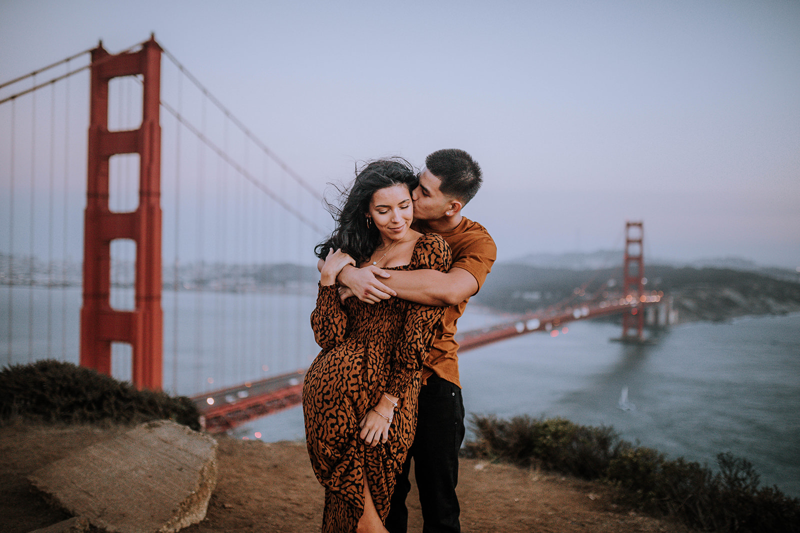 Golden Gate Bridge | San Francisco Couples Session by Anela Benavides Photography. Includes posing inspiration for an outdoor couples session. Book your couples session and browse the blog for more inspiration
