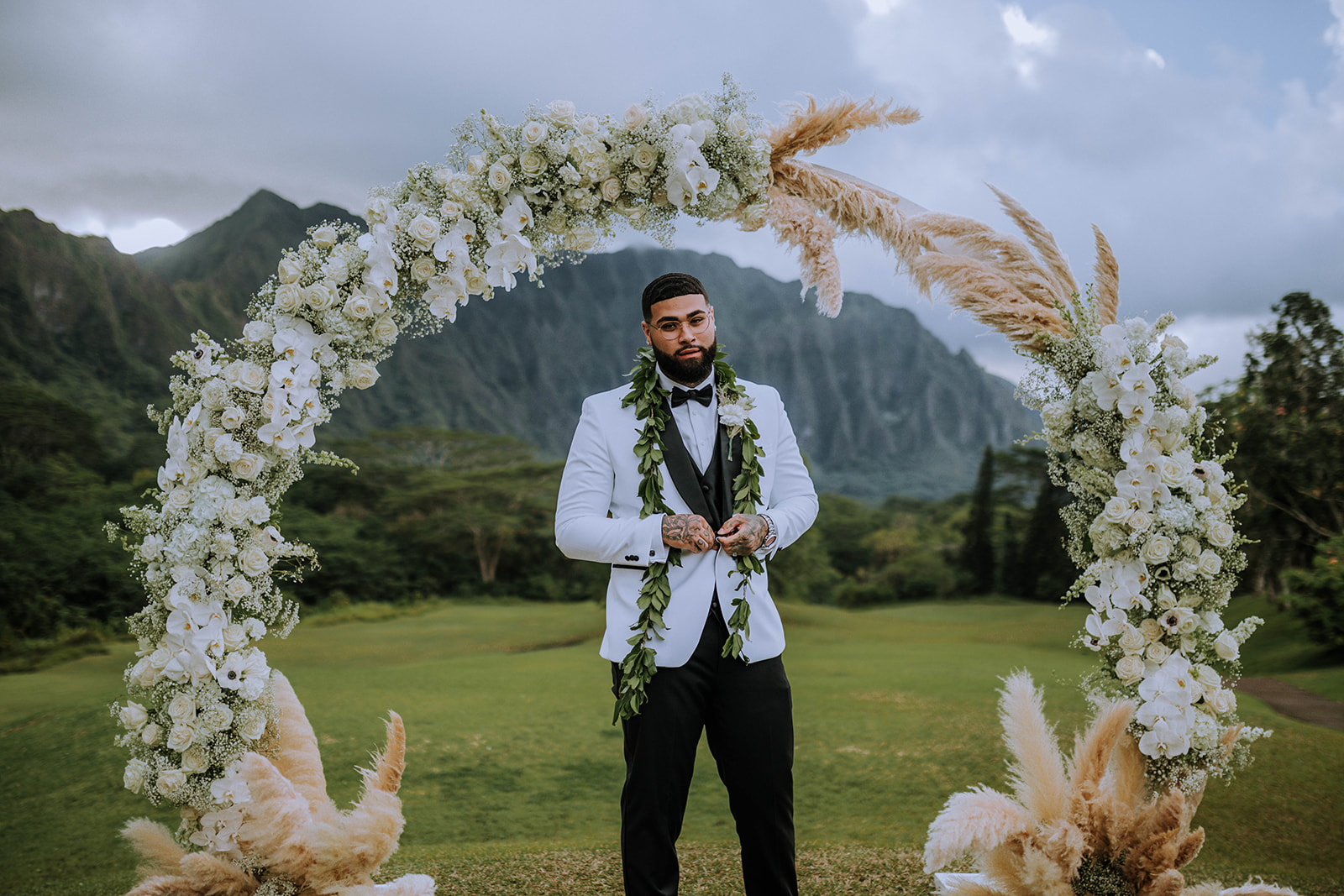 complete bride guide for Hawaii weddings, Oahu wedding photographer, luxury destination Hawaii wedding, wedding photographer Oahu Hawaii, Luxe tropical wedding, celebrity wedding