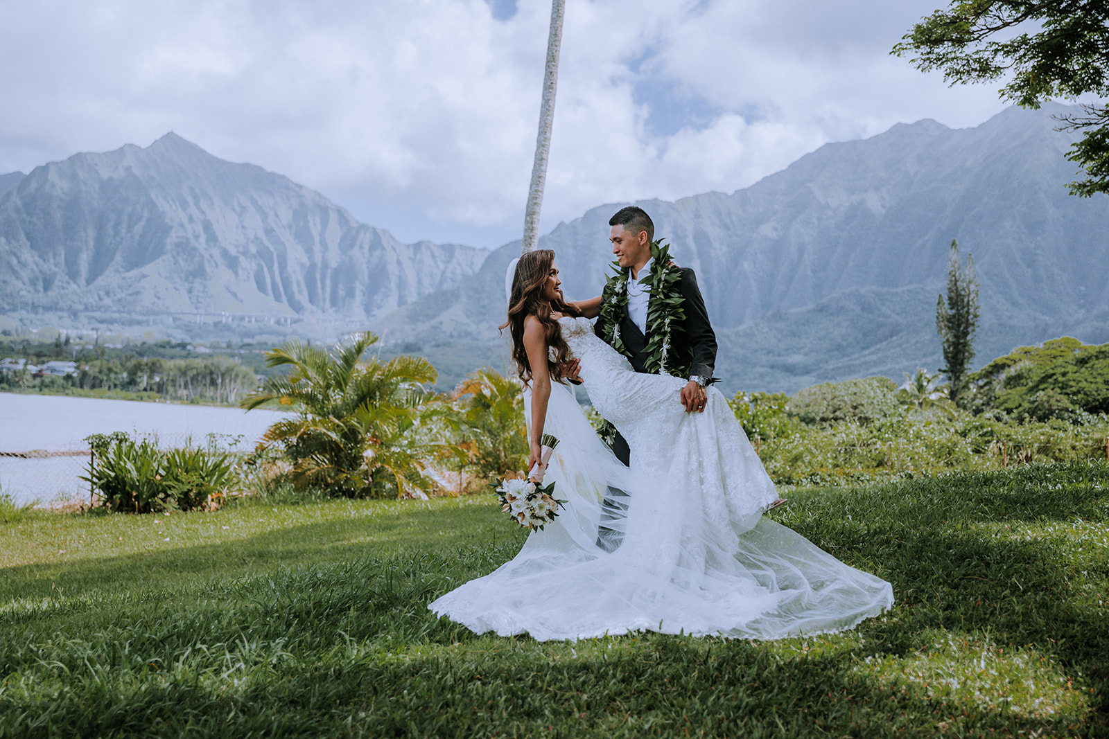 He'eia state park outdoor tropical Hawaii wedding venue luxury wedding photographer