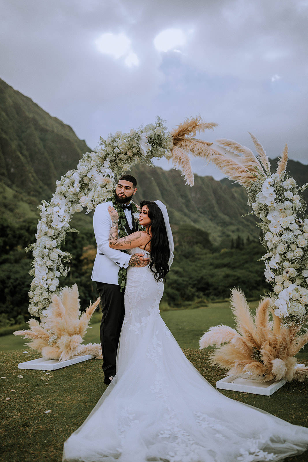complete bride guide for Hawaii weddings, Oahu wedding photographer, luxury destination Hawaii wedding, wedding photographer Oahu Hawaii, Luxe tropical wedding, celebrity wedding